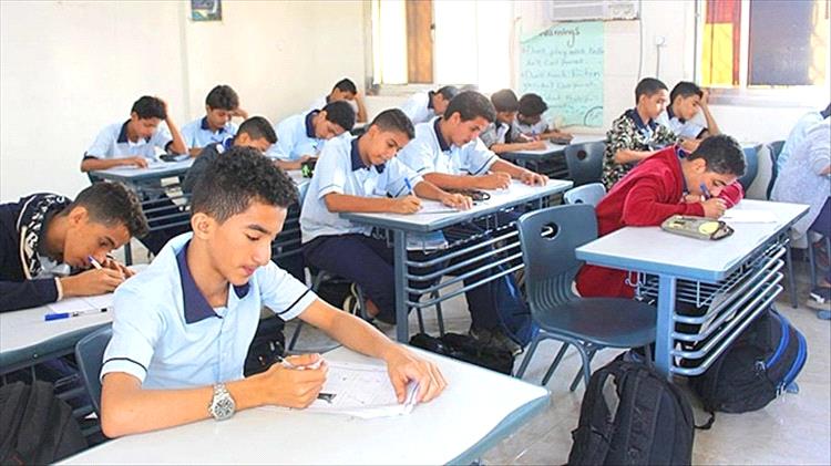 أولياء أمور بعدن يشكون ارتفاع رسوم المدارس الخاصة رغم تحسن العملة