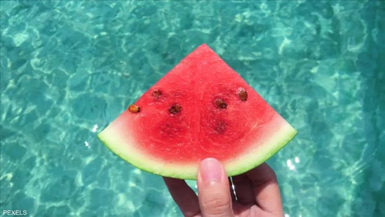 ماذا يحدث لجسمك عند شرب عصير البطيخ بانتظام؟