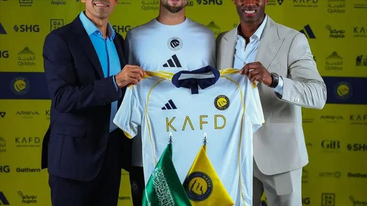 النصر يضم المدافع الإسباني إينيغو مارتينيز