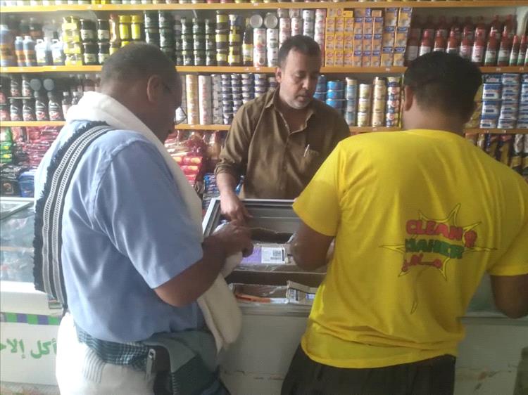 مكتب الأشغال بخنفر ينفذ نزولاً لتفقد مدى الإلتزام بتثبيت الأسعار بسوق مدينة جعار