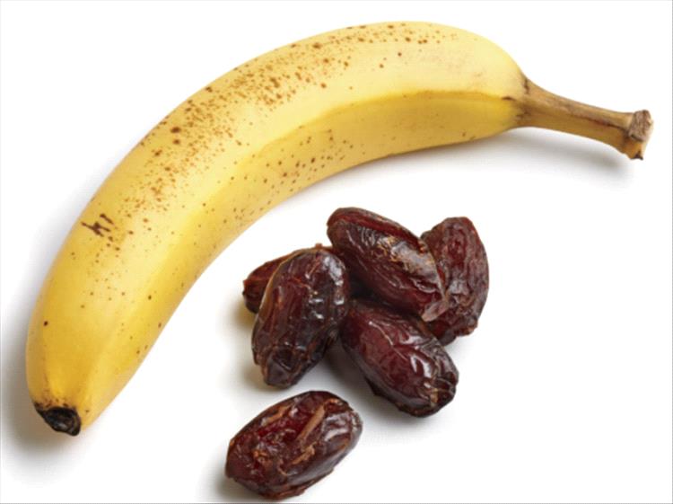 الموز أم التمر.. أيهما الأفضل لمرضى السكري؟ دراسة توضح الفوائد والمخاطر
