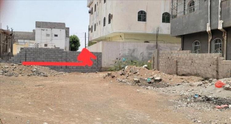 غضب شعبي في قرية المحلة بلحج بسبب إغلاق منفذ رئيسي وتحويله لسور مدرسة خاصة