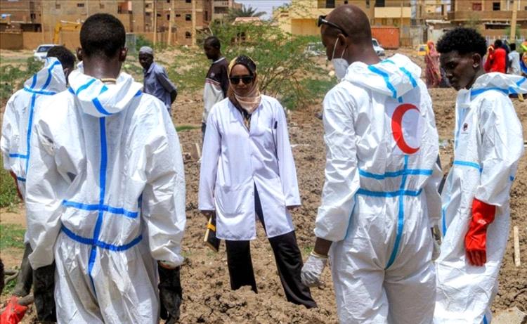 مئات السودانيين يعيدون دفن أبنائهم بعد الحرب وسط استمرارية الأزمات الإنسانية