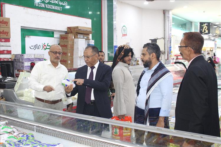 وزير الصناعة والتجارة يقوم بزيارة تفقدية لمراكز تجارية في عدن