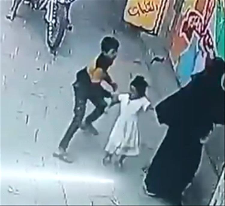 شاهد بالفيديو.. طفلاً ينقذ شقيقته من محاولة اختطاف في ذمار