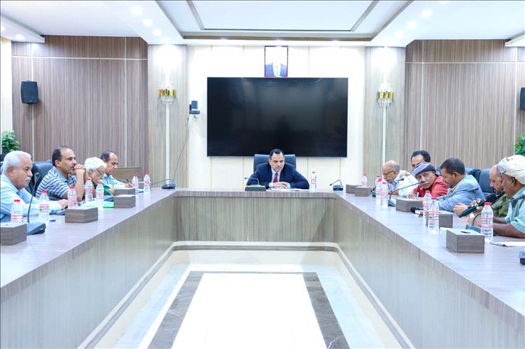 الوزير السقطري يلتقي رئيس هيئة المصائد ورؤساء الجمعيات السمكية في سقطرى