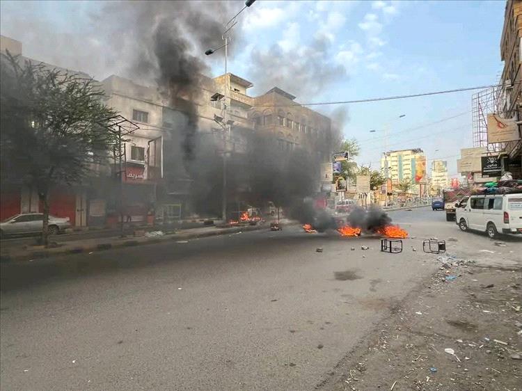 محتجون غاضبون يعتدون على محلات تجارية في تعز