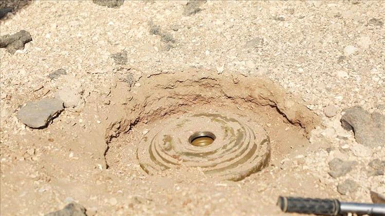 لغم حوثي يدمّر جرارًا زراعيًا ويصيب مزارعًا جنوب الحديدة