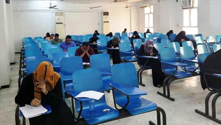 طلاب الماجستير والدكتوراه في جامعة عدن يشكون استمرار ارتفاع الرسوم