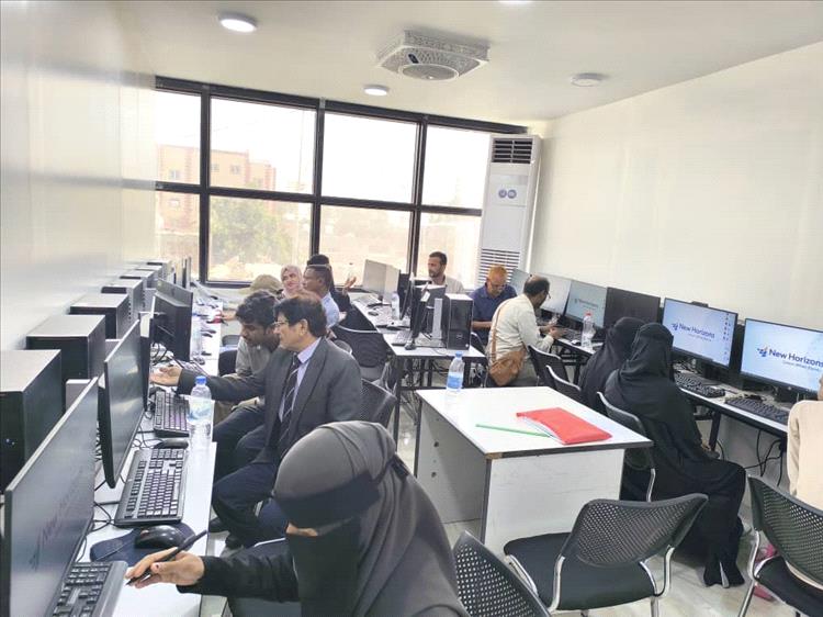 مدير عام التغذية المدرسية بوزارة التربية يدشن الدورة التدريبية في قيادة الحاسوب بعدن