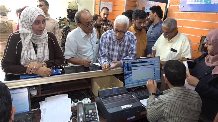 النيابة العامة تواصل حملتها على شركات الأدوية والصيدليات بمديرية المنصورة في عدن