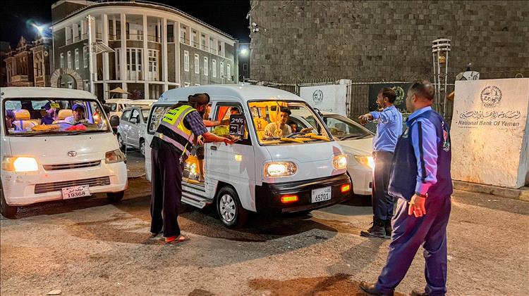 عدن.. مكتب النقل وشرطة السير في صيرة ينفذان حملة لضبط أجرة المواصلات