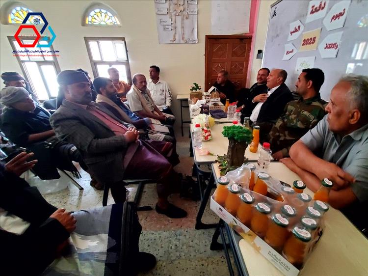 نائب وزير الصناعة يناقش في اجتماع موسّع بمديرية المفلحي التحديات الاقتصادية وتعزيز الرقابة والتنسيق الأمني