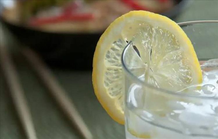 6 فوائد صحية لشرب الماء بالليمون في الصباح