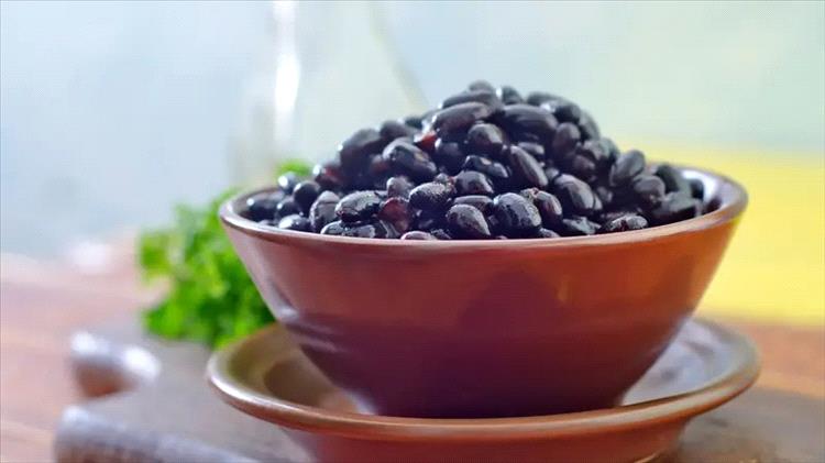 أولها الفاصوليا السوداء.. 4 أطعمة مفيدة لمرضى السكري