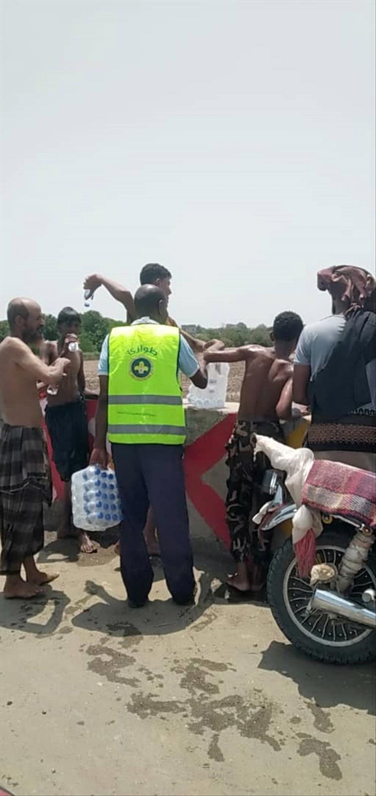 مفوضية الكشافة بلحج تنفذ مبادرة توزيع المياه للأهالي