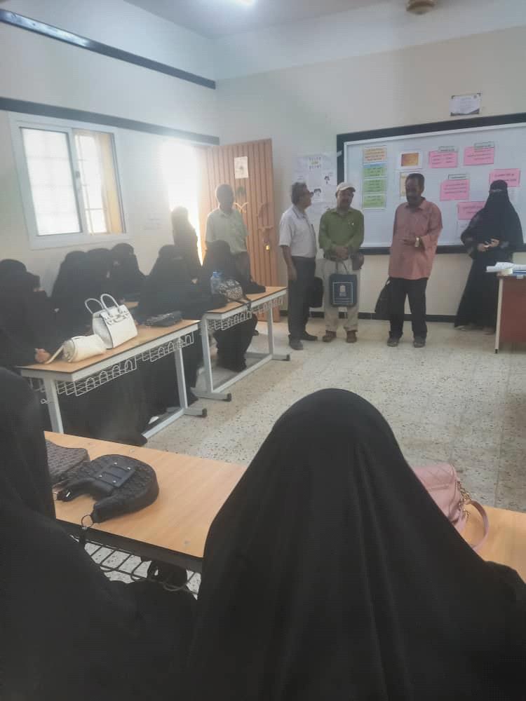 القائم باعمال مدير مكتب التربية خنفر يدشن الورشة التدريبية لمعلمات مجمع مبلغ التربوي