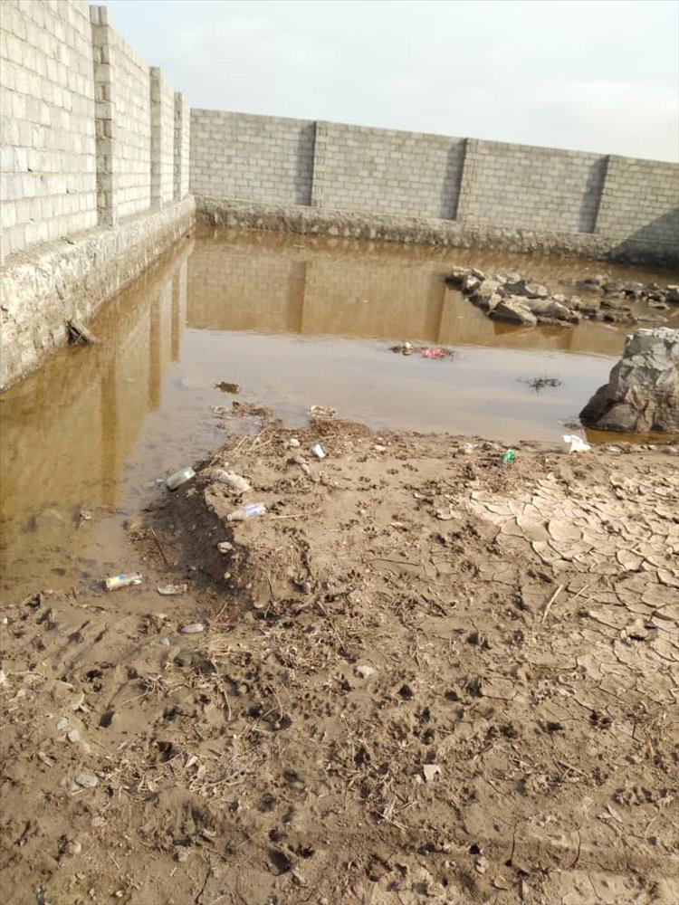سكان منطقة بئر أحمد يناشدون السلطات المحلية بشفط مياه الأمطار