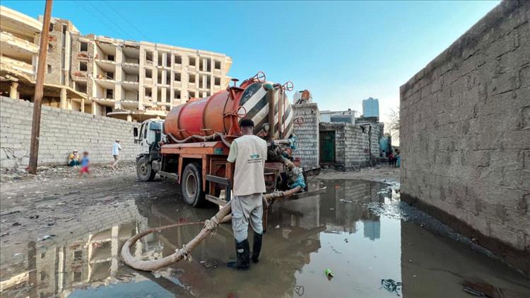منظمة صُنّاع النهضة تواصل حملة شفط مياه الأمطار ورفع مخلفات السيول في عدن