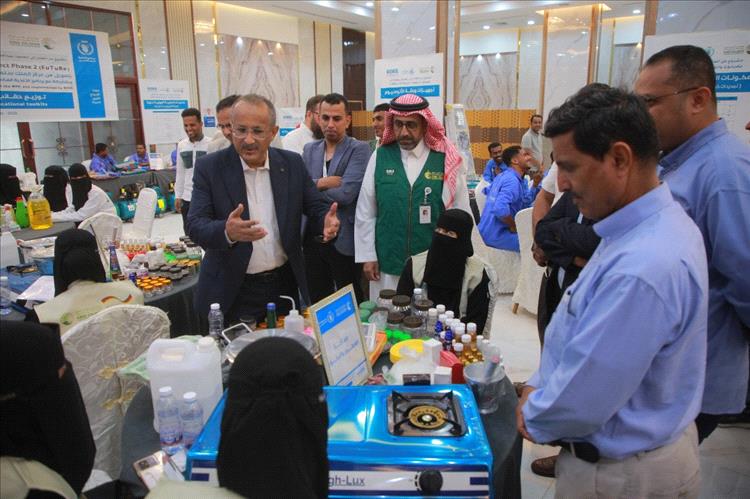 تدشين توزيع منح أدوات المهنة للمستفيدين من مشروع " من الغذاء إلى الصمود" بالمكلا
