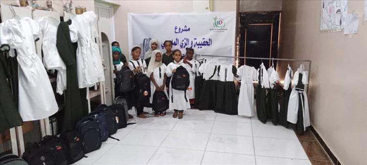 مؤسسة ابوحاتم بانافع للأعمال الإنسانية بالتنسيق مع مركز المتميزة للخياطة يدشنان توزيع الحقيبة والزي المدرسي بأبين