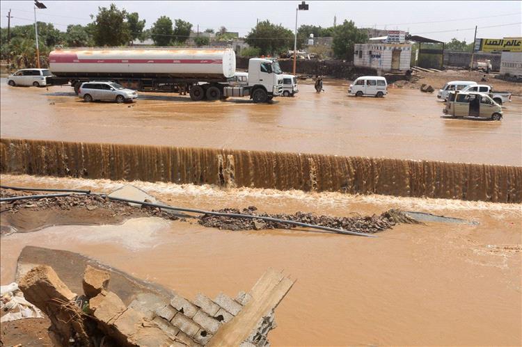 منظمات إغاثية: أكثر من 100 ألف يمني تضرروا من السيول