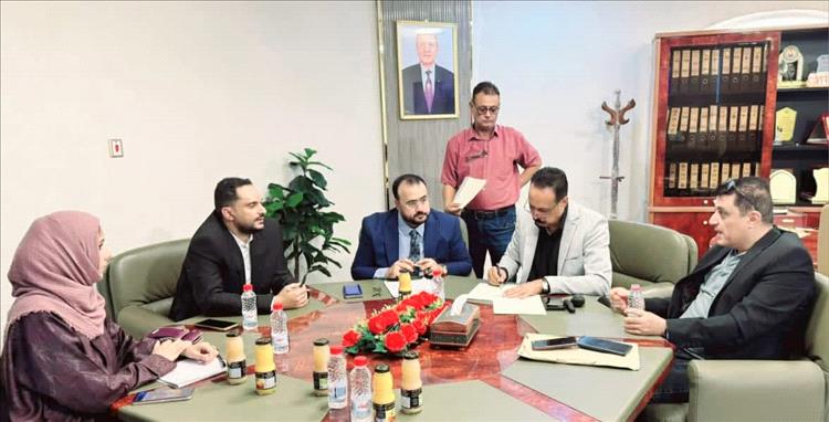 الأشغال العامة توقع عقوداً لمشاريع طارئة وإعادة تأهيل طرق استراتيجية بعدن وأبين
