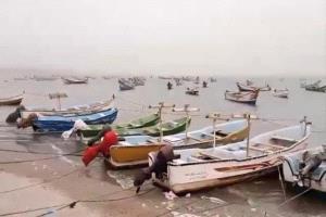 رياح عاتية تُغرق ثلاثة قوارب صيد في الخوخة.. والصيادون يطلقون مناشدة عاجلة لإنشاء مرسى بحري