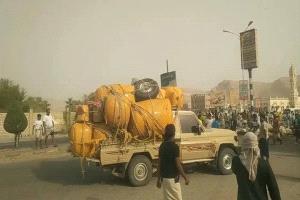 محتجون في حضرموت يمنعون دخول عشرات السيارات المحملة بالقات إلى المحافظة