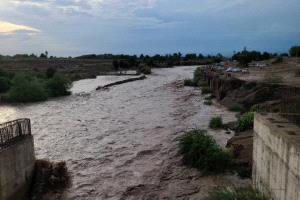 سيول غزيرة في وادي الحسيني وتحذيرات من وصولها إلى الحسوة بعدن