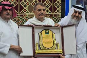 نادي العر الرياضي يمنح وكيل محافظة لحج العميد محمد المرفدي درع الوفاء والعرفان
