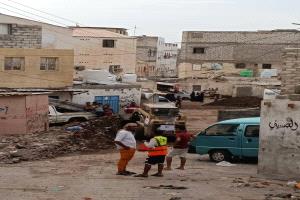 الناشط المجتمعي نادر نوشاد خان يشيد بجهود مؤسسة أولاد الصغير التنموية في رفع مخلفات الأمطار بحي الرصافي – القلوعة