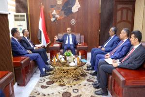 توجيه عاجل من رئيس الوزراء سالم بن بريك لضبط الأسواق وخفض الأسعار
