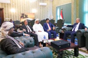 اللواء الزُبيدي يطّلع على جهود قيادة جامعة المهرة في تطوير التعليم الأكاديمي بالمحافظة
