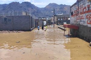 مياه الأمطار تحاصر منطقة صلاح الدين بعدن