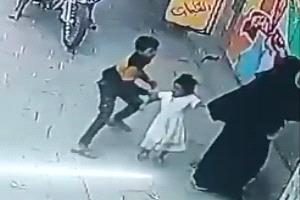 شاهد بالفيديو.. طفلاً ينقذ شقيقته من محاولة اختطاف في ذمار