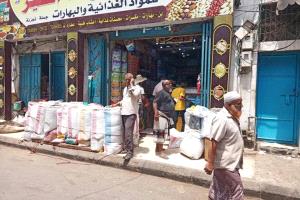 مواطنون  يعبرون عن استيائهم من تذبذب انخفاض الأسعار رغم تعافي العملة المحلية