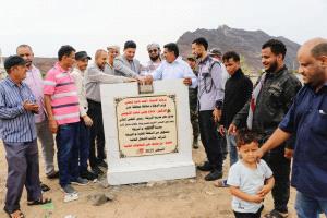مدير عام البريقة يضع حجر الأساس لمشروع تحسين وبناء مظلات ساحل أشيد ويدشن العمل فيه