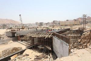 محافظ حضرموت يطلع على مستوى تنفيذ الأعمال الإنشائية لجسر المنورة ضمن مشروع خور المكلا