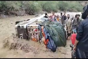 السيول تجرف سيارة محملة بالقات في طريقها إلى عدن.. وفاة شخص وإنقاذ خمسة آخرين