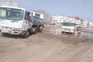 صندوق النظافة عدن يواصل حملة شفط مياه الأمطار