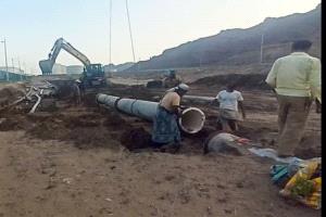 فرق صيانة مؤسسة مياه عدن تباشر إصلاح كسر في خط الضخ الرئيسي المغذي للبريقة
