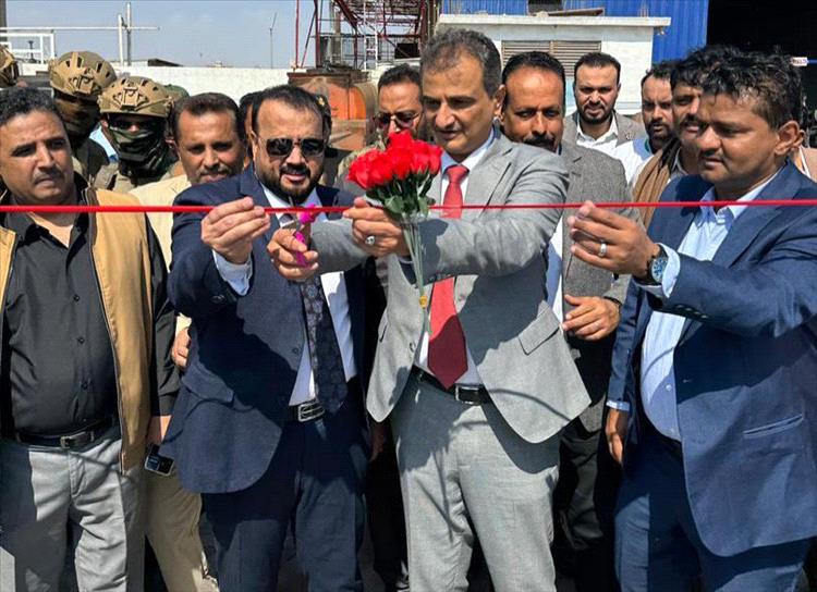 الحريزي ولملس يفتتحان مشروع تأهيل شارع المدينة الرياضية- السيلة وحدائق العائلة بعدن