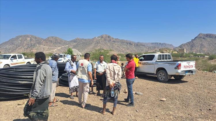 مدير عام موزع يسلم موقع مشروع تأهيل وتوسعة مشروع مياه العقَمَة للمقاول المنفذ