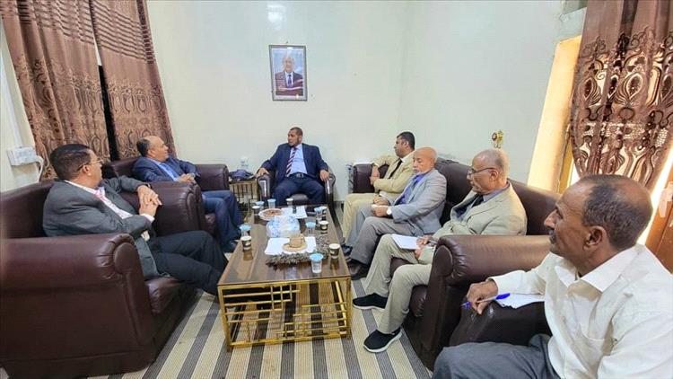 محافظ سقطرى يناقش مع نائب وزير الصناعة آليات تعزيز الأداء المؤسسي للقطاعين الصناعي والتجاري