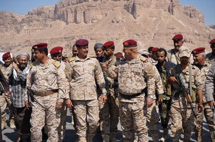 قائد المنطقة العسكرية الأولى وعدد من قادة درع الوطن يتفقدون المواقع الأمامية ويؤكدون جاهزية القوات.