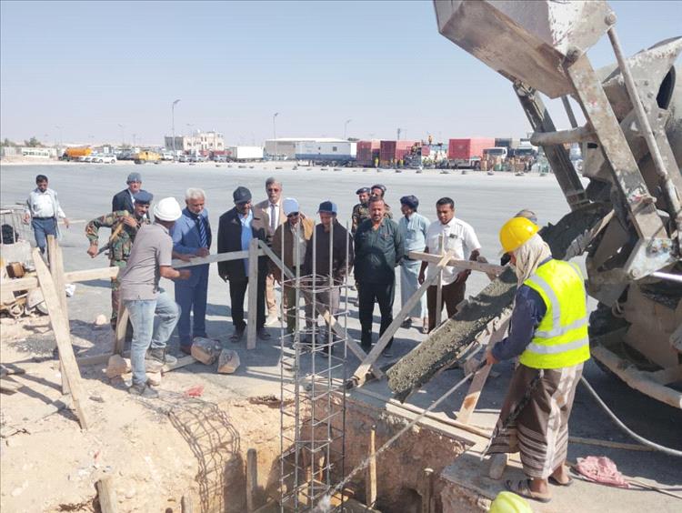 مدير عام جمرك شحن يتفقد الأعمال الإنشائية لمشروع الدكات التفتيش بساحة  الجمرك