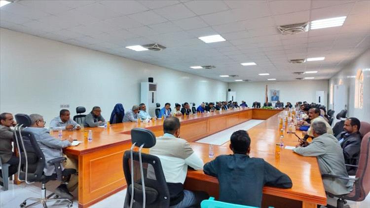 تنفيذي شبوة يشدد على أهمية توحيد الصف وتعزيز دور أبناء المحافظة في حفظ الأمن والاستقرار