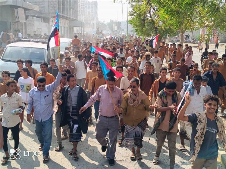 مسيرة جماهيرية حاشدة في خنفر تأييداً لقوات النخبة الحضرمية واستعادة الأمن في الوادي