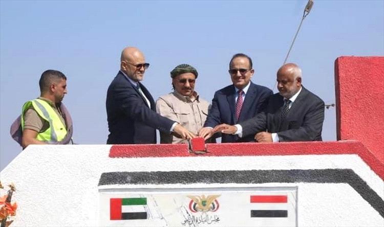 طارق صالح يضح حجر اساس مشروع إعادة تأهيل وصيانة طريق المخا- الخوخة ويؤكد ان المعركة باتجاه صنعاء والبندقية لن تعود إلى الخلف